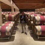 Reseledaren spänner sig i källaren på Chateau Gruaud-Larose i St.-Julien Reseledaren spänner sig i källaren på Chateau Gruaud-Larose i St.-Julien