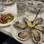 Utsökta ostron från Arcachon på Restaurant Les Noailles i Bordeaux Utsökta ostron från Arcachon på Restaurant Les Noailles i Bordeaux