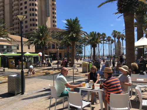 En kall öl i solen ute vid Glenelg i Adelaide