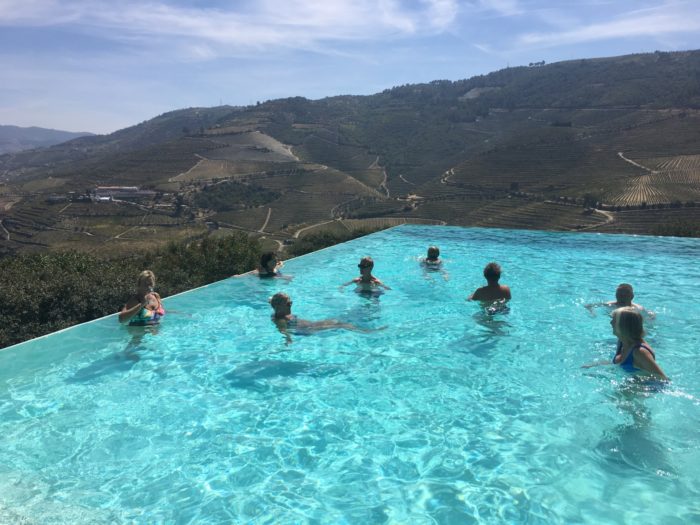 En apéretif och ett skönt dopp i poolen på Quinta do Crasto