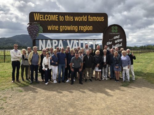 Hela gruppen samlad för fotografering vid den klassiska Napa Valley-skylten