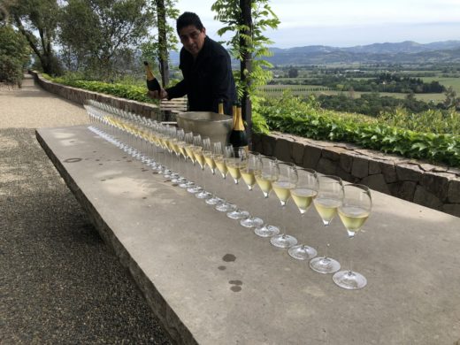 Ett välkomnande med stil på exklusiva Harlan Estate. Ett glas Krug Grande Cuvée Champagne