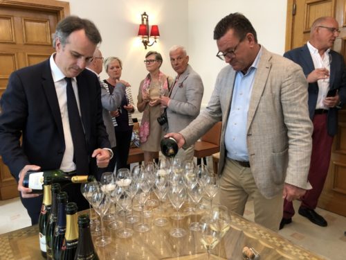 upphällning tillsammans med Jean-Pierre på Taittinger av resans godaste Champagne: 2006 Comtes de Champagne!!