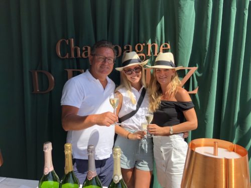 Jag, Frida´s kompis Mimmi och Frida tar ett gott glas i Deutz monter inne på Båstad tennis stadium