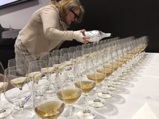 Marina Olsson i full färd med att hälla upp 1978an vid vertikalprovningen av Clos des Goisses från vinhuset Philipponnat i Champagne. En helt makalös tillställning och intressant att få prova 28 årgångar