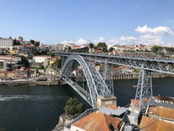 Promenad över den vackra Eiffelbron från Vilanova de Gaia över till gamla stan i Porto