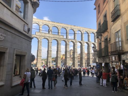 Efter landning i Madrid på väg upp till Valladolid gjorde vi ett lunchstopp i Segovia