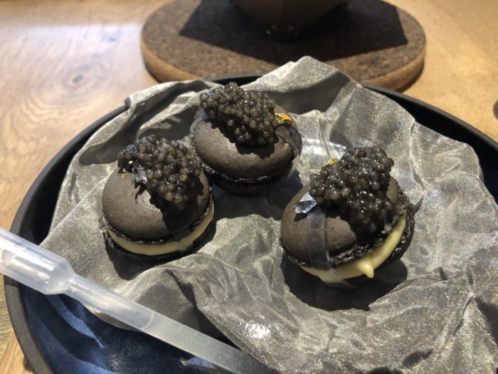Macaron med rysk caviar var en av 16 rätter på fantastiska Quoin Roch Gate restaurant i Stellenbosch