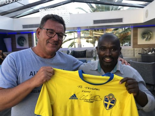 Min vän Thulani som är bartender på Hotel Cape Milner i Cape Town fick en landslagströja av mig med autograf och hälsning från Henke Larsson