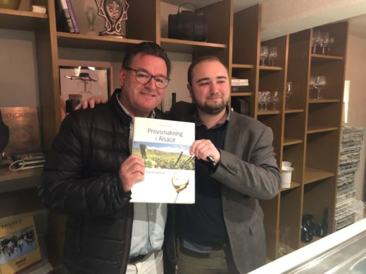 Jean-Frédéric Hugel i fin form vid besöket i Riquewihr där han håller upp min vinbok från 2002