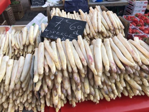 Det blev ett par kilo sparris med hem i bagaget från matmarknaden i Beaune där denna sparris kostade 80:- kilot!!