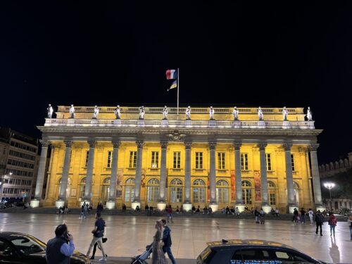 Vackra Grand Théatre i Bordeaux när byggnaden är upplyst på kvällen