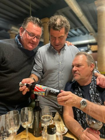 Clas Håkansson signerar en butelj till Oscar Garrote av vinet Éxzito 2016 på restaurangen Vino Tinto i Valladolid