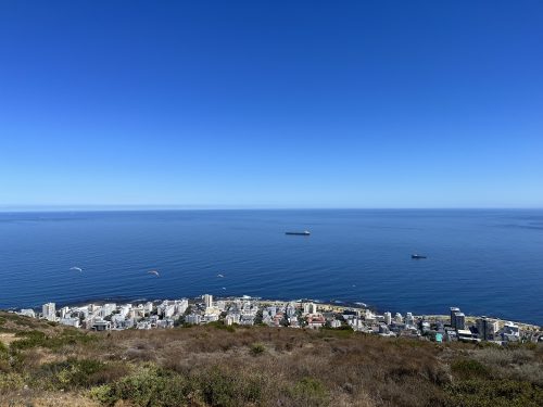 Utsikt från Signal Hill ner mot Green Point i Cape Town och Atlantens blåa vatten