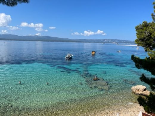 Underbart vatten i Bol på ön Brac i Kroatien