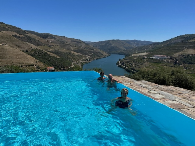 Den ljuvliga poolen på Quinta Do Crasto var välkommen i den fyrtio gradiga hettan uppe i Dourodalen