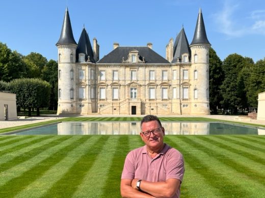 Utanför nyrenoverade Chateau Pichon-Baron i Pauillac. Här fick vi resans överlägset bästa provning av 2 Cru vinet från 2019, 2017, 2016, 2015 samt 2000