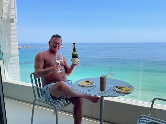 Här njuter jag av en god chardonnay från Richard Hilton på balkongen i lägenheten på Clifton Beach