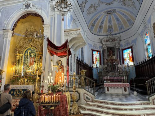 Inne i den vackra katedralen på Lipari