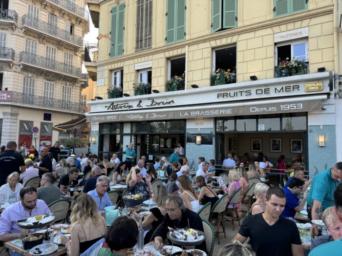 Astoux et Brun i Cannes är ett riktigt vattenhål för älskaren av fisk- skaldjur