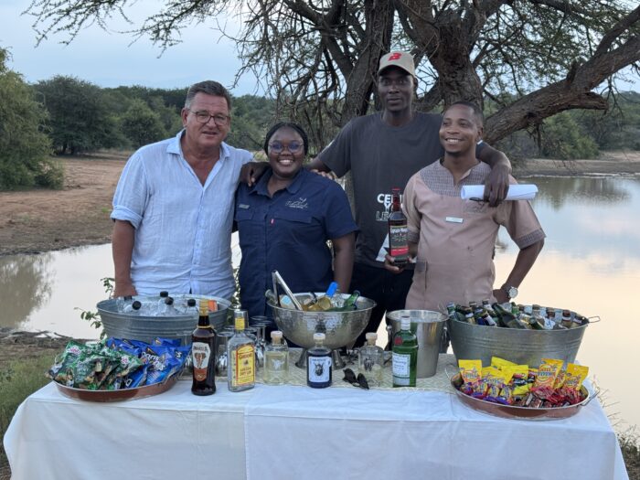 Det härliga gänget på Tshukudu Game Reserve, där vi varje kväll blev serverade lite gott från deras Bush bar, då vi var ute och åkte