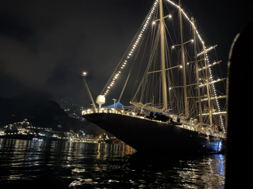 Vackra Star Clipper på kvällen i Amalfi