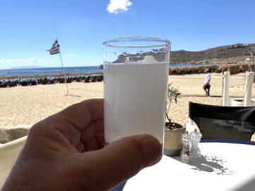 Är man i Grekland så måste man prova "stänkaren" Ouzo