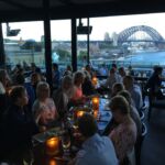Middag på fina Sydney Cafe med utsikt mot Harbour Bridge Middag på fina Sydney Cafe med utsikt mot Harbour Bridge