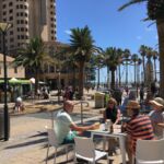 En kall öl i solen ute vid Glenelg i Adelaide