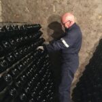 Pascal utför remuage i källaren hos Pol Roger Pascal utför remuage i källaren hos Pol Roger