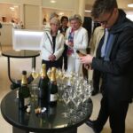 "Systrarna törstig" inväntar ett gott glas på Taittinger "Systrarna törstig" inväntar ett gott glas på Taittinger