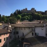 På takterrassen hos Pieropan med utsikt mot borgen i byn Soave På takterrassen hos Pieropan med utsikt mot borgen i byn Soave