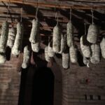 Lagring av underbar salami i källaren hos familjen Gini i Soave Lagring av underbar salami i källaren hos familjen Gini i Soave