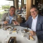 Två gamla kompisar som njuter av en finare lunch uppe i "silvertornet" La Tour d´Argent Två gamla kompisar som njuter av en finare lunch uppe i "silvertornet" La Tour d´Argent