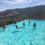 En apéretif och ett skönt dopp i poolen på Quinta do Crasto En apéretif och ett skönt dopp i poolen på Quinta do Crasto