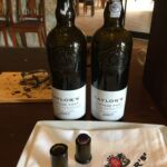 Två buteljer Taylor´s Vintage Port efter att vi öppnat dessa med glödgad tång Två buteljer Taylor´s Vintage Port efter att vi öppnat dessa med glödgad tång