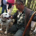 Fint samarbete ute i skogen mellan hunden Rocky och tryffeljägaren Marco Fint samarbete ute i skogen mellan hunden Rocky och tryffeljägaren Marco