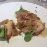En underbar carpaccio med hyvlad vit tryffel på trestjärniga Piazza Duomo i Alba En underbar carpaccio med hyvlad vit tryffel på trestjärniga Piazza Duomo i Alba