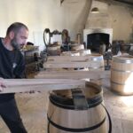 Man har sitt eget tunnbinderi på Chateau Margaux där det tar 4 timmar för en tunnbindare att få ihop en barrique på 225 liter Man har sitt eget tunnbinderi på Chateau Margaux där det tar 4 timmar för en tunnbindare att få ihop en barrique på 225 liter