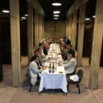 Andäktig provning och middag i källaren på Penfolds Magill Estate utanför Adelaide Andäktig provning och middag i källaren på Penfolds Magill Estate utanför Adelaide