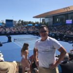 Bänkad på bana 3 på Rod Laver Arena med tennis i världsklass Bänkad på bana 3 på Rod Laver Arena med tennis i världsklass