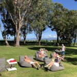 Det är viktigt med lite avkoppling mellan provningarna. Här i solen på Cloudy Bay i Marlborough Det är viktigt med lite avkoppling mellan provningarna. Här i solen på Cloudy Bay i Marlborough