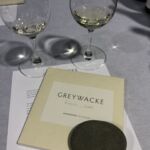 Provningsprotokoll, vackra kort från vinmakaren/fotografen Kevin Judd samt en sten = Greywacke Provningsprotokoll, vackra kort från vinmakaren/fotografen Kevin Judd samt en sten = Greywacke