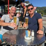 Kaj Nilsson föredrar en kall pilsner istället för vitt vin och jag kände att jag måste göra honom sällskap innan båtöverfarten till Wellington Kaj Nilsson föredrar en kall pilsner istället för vitt vin och jag kände att jag måste göra honom sällskap innan båtöverfarten till Wellington