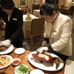 Vi klämde i oss tre härliga Pekingankor på Conrad Centennial´s restaurang. Här trancheras skinnet till våra pannkakor Vi klämde i oss tre härliga Pekingankor på Conrad Centennial´s restaurang. Här trancheras skinnet till våra pannkakor