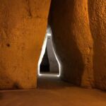 Vacker källare hos Charles Heidsieck där man fått idén från ljusskenet i källaren till sin senaste buteljtyp Vacker källare hos Charles Heidsieck där man fått idén från ljusskenet i källaren till sin senaste buteljtyp