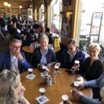 Ett glatt gäng testar Irish Coffee där den skapades på Buena Vista Café Ett glatt gäng testar Irish Coffee där den skapades på Buena Vista Café