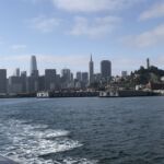 San Francisco skyline från båten till fängelseön Alcatraz San Francisco skyline från båten till fängelseön Alcatraz