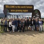 Hela gruppen samlad för fotografering vid den klassiska Napa Valley-skylten Hela gruppen samlad för fotografering vid den klassiska Napa Valley-skylten