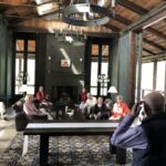 Andäktigt lyssnande på Bob Levi och fullständig njutning av ett glas 2014 Harlan Estate Andäktigt lyssnande på Bob Levi och fullständig njutning av ett glas 2014 Harlan Estate